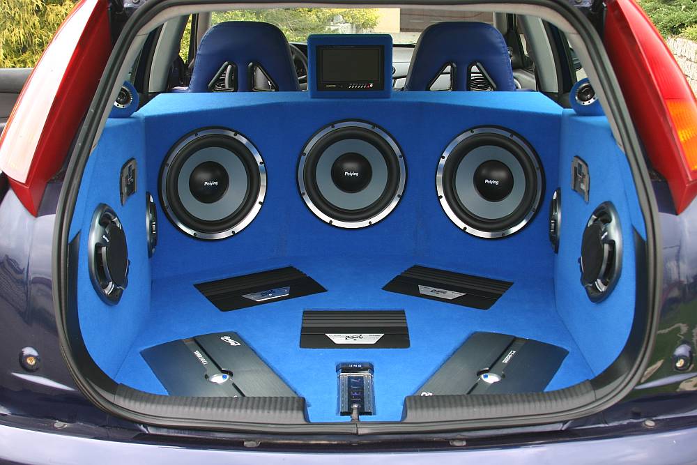 سیستم صوتی رنگ آبی در صندوق عقب ماشین