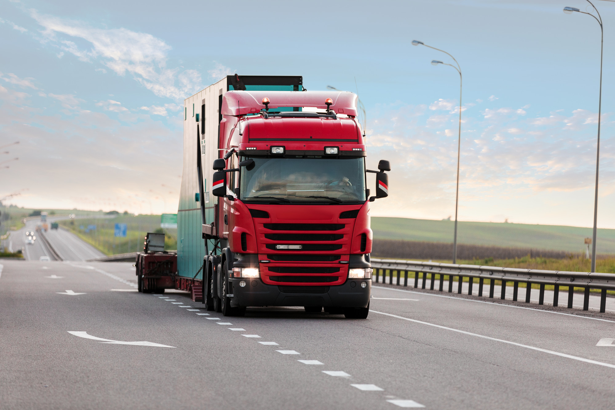 خودرو سنگین درحال حرکت در جاده.